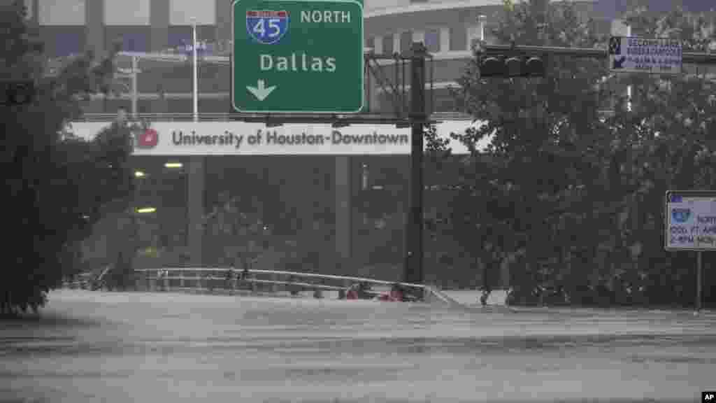 Une autoroute inondée après le passage de la tempête Harvey à Houston, Texas, le 28 août 2017.