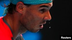Rafael Nadal mengalami cedera punggung dan kalah dalam final Australia Terbuka di Melbourne dari petenis Swiss Stanislas Wawrinka (foto: dok). 