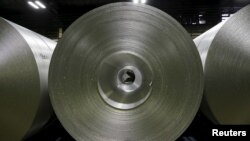 알루미늄 가공 공장에서 생산된 알루미늄 포일 롤. (자료사진)