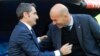 Les entraineurs barcelonais Ernesto Valverde (G), et madrilène Zinedine Zidane lors du clasico à Madrid le 23 Décembre 2017.