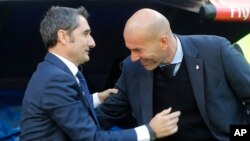 Les entraineurs barcelonais Ernesto Valverde (G), et madrilène Zinedine Zidane lors du clasico à Madrid le 23 Décembre 2017.