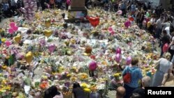 Crowds look at the balloons, flowers and messages of condolence left for the victims of the Manchester Arena attack, in central Manchester, Britain May 25, 2017. 