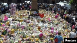 Tributos de flores, globos y mensajes de condolencia en honor de las víctimas del ataque en el estadio de Manchester, luego del ataque terrorista que dejó 22 muertos y más de 60 heridos. Mayo 25, 2017. 