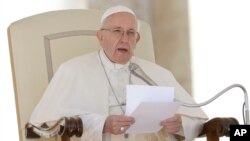 프란치스코 로마 가톨릭 교황이 지난달 26일 바티칸 성 베드로 광장에서 열린 주례알현식에서 강론하고 있다.