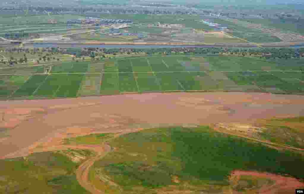 In the midst of arid desert, the muddy brown Yellow River, China&#39;s second longest, is the essential lifeline that flows through the heart of Yinchuan, Ningxia. (Stephanie Ho/VOA)