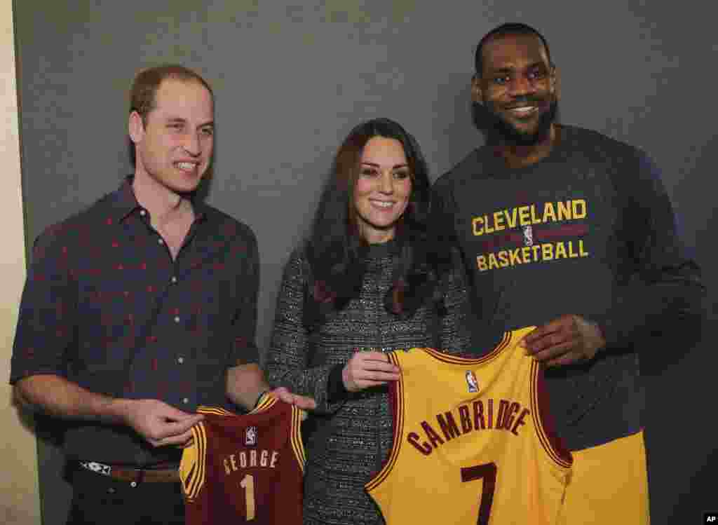 Le prince William et son épouse Kate Middleton, la duchesse de Cambridge posent pour une photo avec LeBron James, star des Cavaliers, lors du match de basket NBA entre les Cavaliers et les Nets de Brooklyn. New York, 8 décembre 2014. &nbsp;