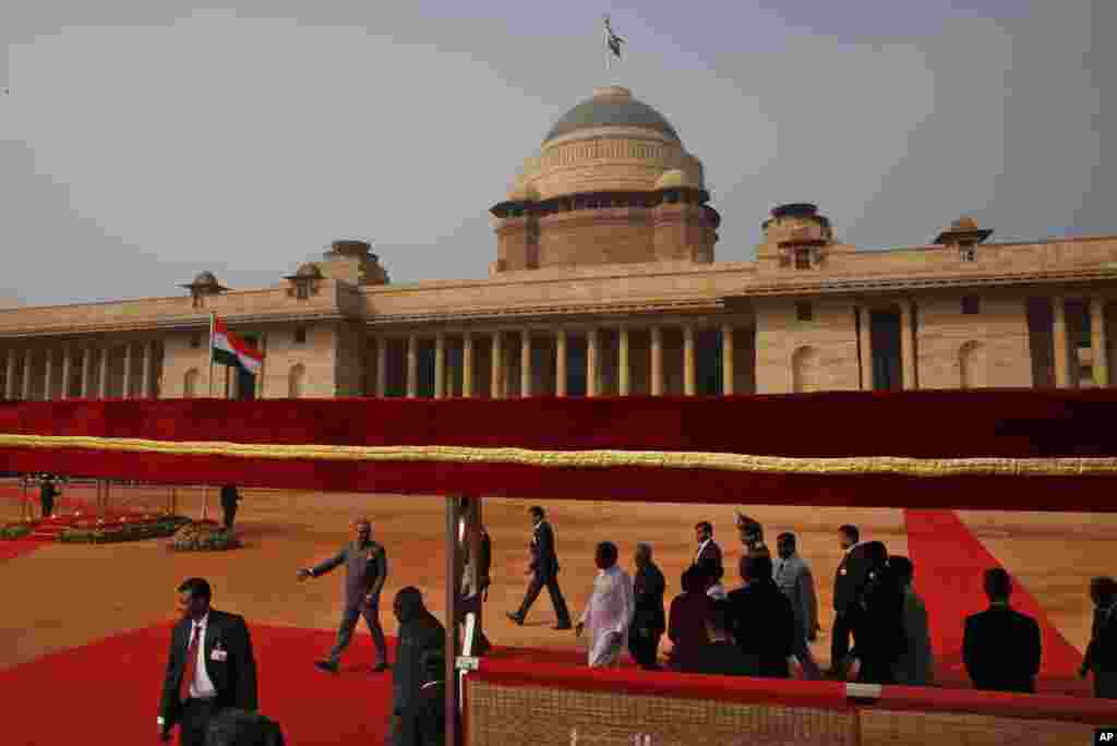 Sri Lanka&rsquo;s President Maithripala Sirisena (center in white) walks on the red carpet with Indian President Pranab Mukherjee after inspecting a ceremonial reception at the Indian Presidential Palace in New Dehli, Feb. 16, 2015.