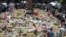 Tributos de flores, globos y mensajes de condolencia en honor de las víctimas del ataque en el estadio de Manchester, luego del ataque terrorista que dejó 22 muertos y más de 60 heridos. Mayo 25, 2017. 
