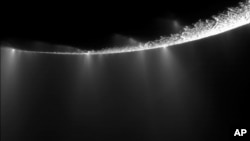 Ảnh của cơ quan NASA chụp cho thấy các tia hơi nước bốc lên từ cực nam của mặt trăng Enceladus của Sao thổ