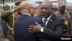 Le président burundais Pierre Nkurunziza embrasse son homologue sud-africain Jacob Zuma alors que celui-ci quitte le Burundi après avoir mené une délégation pour le dialogue. Bujumbura, 27 février 2016. 