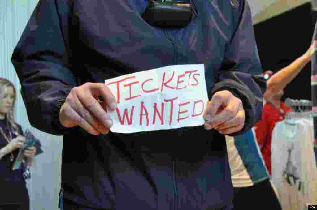 A man hold a sign looking for tickets ahead of Super Bowl 47 in New Orleans, February 3, 2013. (VOA / J. Stevenson)