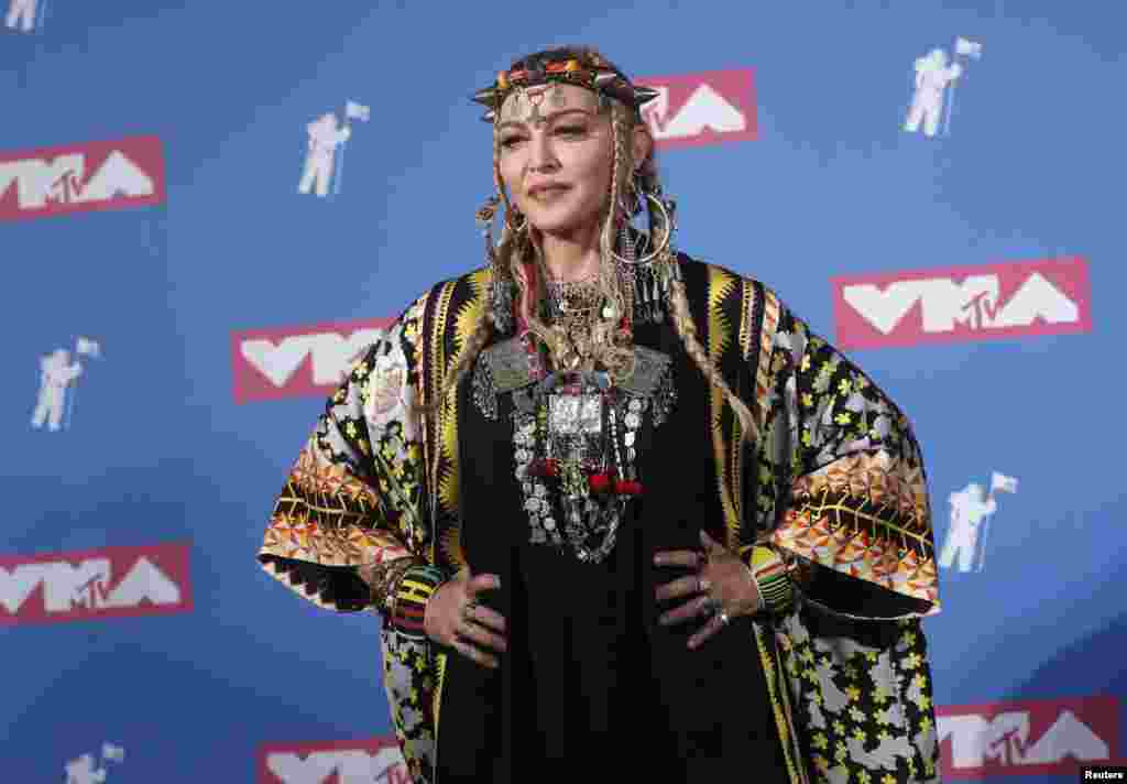 ژست «مدونا» هنرمند مشهور آمریکایی در مراسم سالانه اهدای جوایز بهترین موزیک ویدئوی«ام تی وی» در تالار موسیقی رادیو سیتی در نیویورک.
