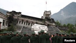 2018年5月11日，中國四川省汶川縣映秀鎮地震10週年紀念日前夕，武警參加2008年四川地震紀念場所宣口中學的紀念活動