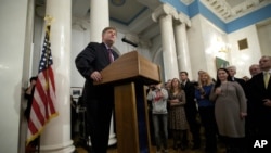 Майкл Макфол произносит речь во время приема «Ночь выборов» в своей резиденции Спасо-Хаус. Москва, Россия. 6 ноября 2012 года