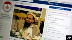 په عکس کې د فلاحِ انسانیت فاونډېشن فېسبوک پاڼه ده، چې پاکستان یې فعالیت غیرقانوني اعلان کړی او مشري یې حافظ سعیدکوي، چې امریکې او ملګرو ملتونو نړیوال ترهګر اعلان کړی.