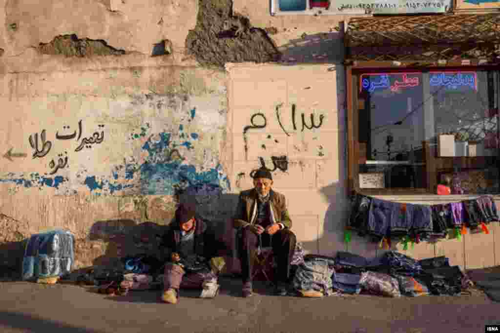 ایسنا عکسهایی با عنوان &laquo;درحاشیه&raquo; از ابتدای جاده سرخس در شرق مشهد منتشر کرده که فقر مردمان آن منطقه را نشان می دهد. عکس: صادق حاتمی