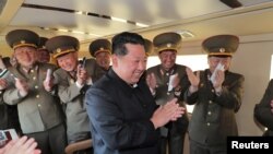 북한이 김정은(가운데) 국무위원장 참관 아래 신형 전술유도무기 시험발사를 진행했다며 17일(한반도 시간) 조선중앙통신이 보도한 장면. 