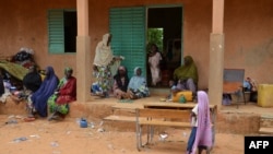 Des victimes déplacées des inondations se réfugient dans une école de Niamey, le 21 août 2012.