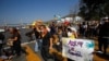 Göçmenlik ve insan hakları savunucuları, ABD'nin California eyaletindeki San Diego kentiyle Meksika'nın Tijuana kenti arasındaki San Ysidro sınır kapısında ABD'nin göçmenlik politikalarını protesto ediyor. 