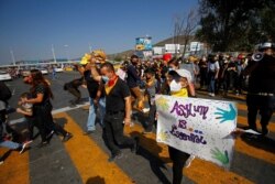 میکسیکو کے بارڈر کراسنگ پر امریکہ جانے کے خواہش مند احتجاج کر رہے ہیں۔ فائل فوٹو