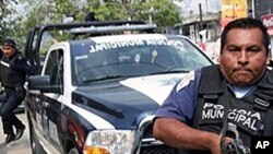 Los atacantes utilizaron fusiles de asalto AR15 y pistolas 9mm. Las autoridades aún no han identificado todos los cuerpos.