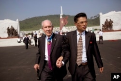 6.25 전쟁 당시 장진호 전투에서 싸웠던 토머스 허드너 씨(왼쪽)가 전우의 유해를 찾기 위해 지난 2013년 북한을 방문했다.