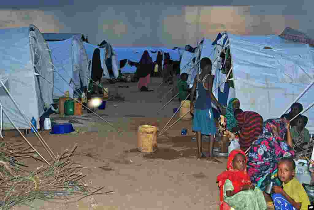 Children stand by rows of tents, each housing a large family, at the Dollo Ado transit center in Ethiopia, October 26, 2011. (VOA - P. Heinlein)