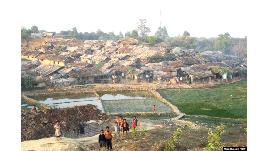 Orang-orang Rohingya yang melarikan diri dari Myanmar dalam beberapa dekade terakhir tinggal di permukiman ilegal di Kutupalong, distrik Cox’s Bazar, Bangladesh.