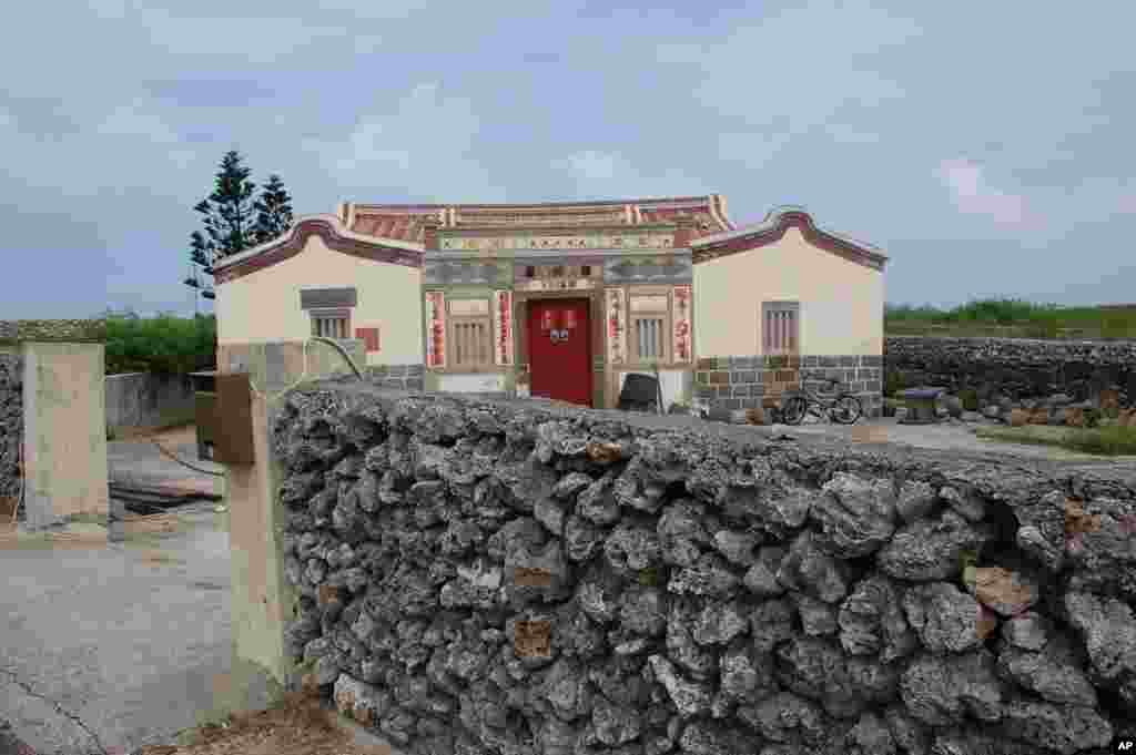 二嵌聚落保护区的民房，院墙是用海里的珊瑚石砌成的