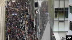 數以千計的香港抗議者元旦日到政府總部要求梁振英下台