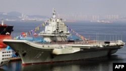中国第一艘航空母舰“辽宁舰”今年9月24日停泊在大连港