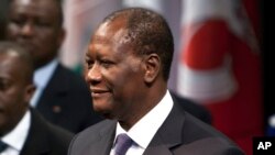 Le président ivoirien Alassane Dramane Ouatarra avant un discours à Paris, France, 27 janvier 2012.