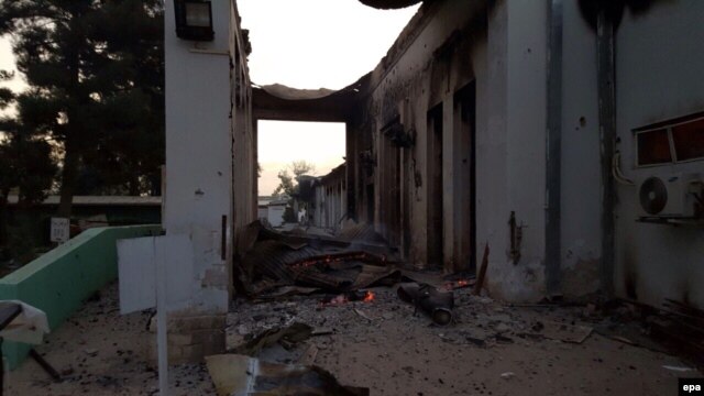 Un folleto distribuido por Médicos sin Fronteras muestra partes destruídas de un hospital en Kunduz, tras el bombardeo el 3 de octubre, de 2015.