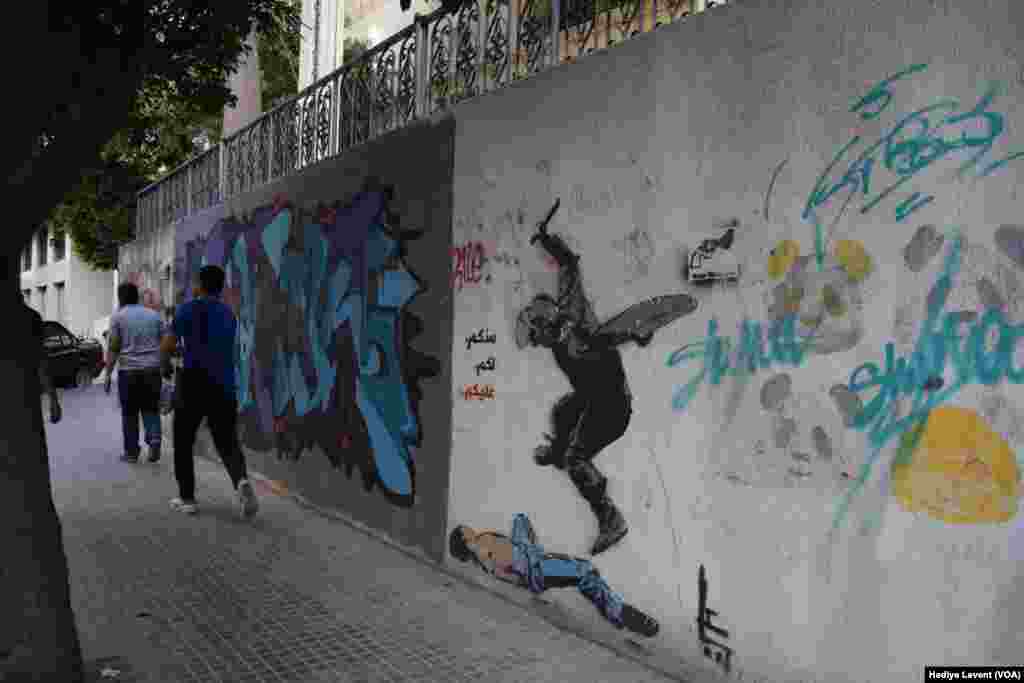Özgürlük temalı graffiti ve duvar yazıları arasında, polis şiddeti ile silah ve savaş karşıtlığı temaları dikkat çekiyor. Çarpıcı graffitilerden biri olan ve polisin sivillere karşı uyguladığı şiddetin yanı sıra namlusu düğüm haline getirilmiş silahın da mesajı açık.