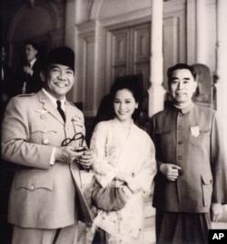 历史照片：中国总理周恩来和印尼总统苏加诺及夫人在雅加达。(1964年)