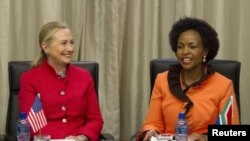 ທ່ານ​ນາງ Hillary Rodham Clinton ພົບປະທ່ານ​ນາງ Maite Nkoana-Mashabane ທີ່ນະຄອນ Pretoria, ອາຟຣິກາໃຕ້ 