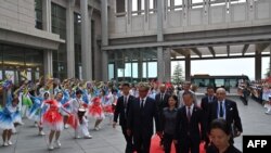 O primeiro-ministro marroquino, Aziz Akhannouch (C), à chegada ao aeroporto internacional da capital Pequim, em Pequim, a 4 de setembro de 2024, para o Fórum de Cooperação China-África (FOCAC), que se realiza de 4 a 6 de setembro.