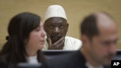 Penjahat perang asal Kongo, Thomas Lubanga, (tengah), menunggu keputusan hakim di Mahkamah Kejahatan Internasional (ICC) di Den Haag, Belanda (Foto: dok). 