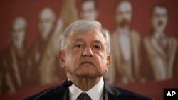 Presiden Mexico Andres Manuel Lopez Obrador memangkas gaji presiden lebih dari separuh menjadi 108 ribu peso per bulan ($5.300), ketika dia dilantik pada 1 Desember 2018.