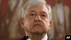 墨西哥总统洛佩斯·奥夫拉多尔(Lopez Obrador)建议美国和加拿大与墨西哥一道促进中美洲经济发展，从根本上解决移民问题