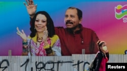 Affiche du président nicaraguayen Daniel Ortega avec la vice-présidente, son épouse Rosario Murillo, Managua, 27 mars 2020. (Reuters/Oswaldo Rivas)