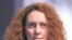 La jefa ejecutiva de News International, Rebekah Brooks, es la figura de más alto rango que cae en medio del escándalo.