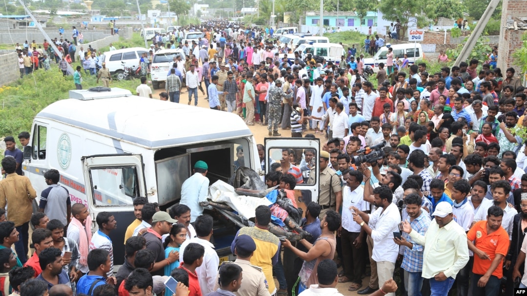 Pekerja pemerintah negara bagian India dari 'layanan mobil jenazah gratis' mengangkut jenazah dengan kendaraan mereka setelah ledakan di pabrik petasan di Warangal, di negara bagian Telangana, India selatan, 4 Juli 2018, sebagai ilustrasi. (Foto: Reuters)
