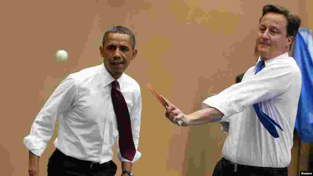 Le président américain Barack Obama joue au tennis de table avec le Premier ministre David Cameron au Globe Academy à Londres, 24 mai 2011.