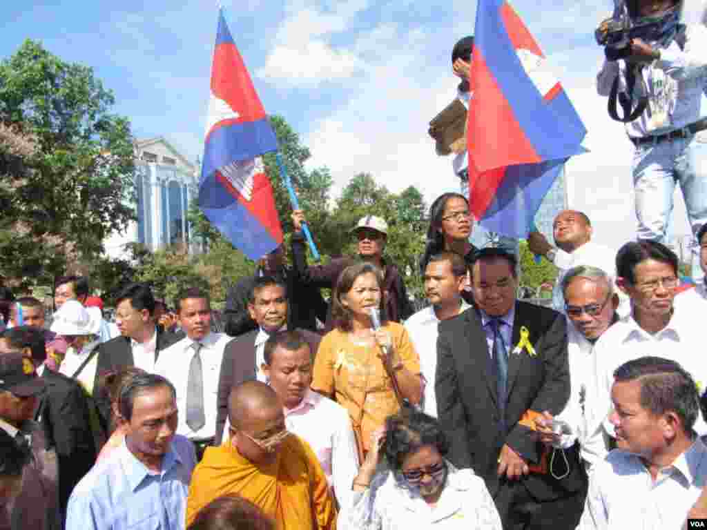 Opposition MP-elect Mu Sochua delivers a speech at a peaceful rally near Freedom Park before it turns violent,&nbsp;Phnom Penh, Cambodia, July 15, 2014. (Khoun Theara/VOA)