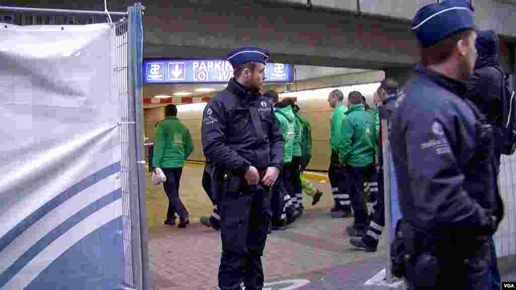 Police patrol outside the Moelenbeek metro station in Brussels, March 24, 2016. (L. Bryant/VOA)