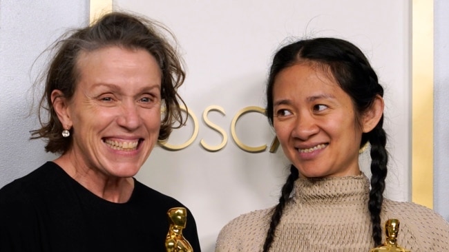 Diễn viên Frances McDormand (trái) and đạo diễn Chloe Zhao, tại lễ trao giải Oscar, 25 tháng Tư.