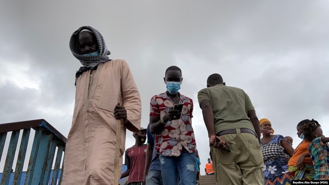 Le port du masque strictement respecté dans les rues de Dakar, au Sénégal, le 10 août 2020. (VOA/Seydina Aba Gueye)
