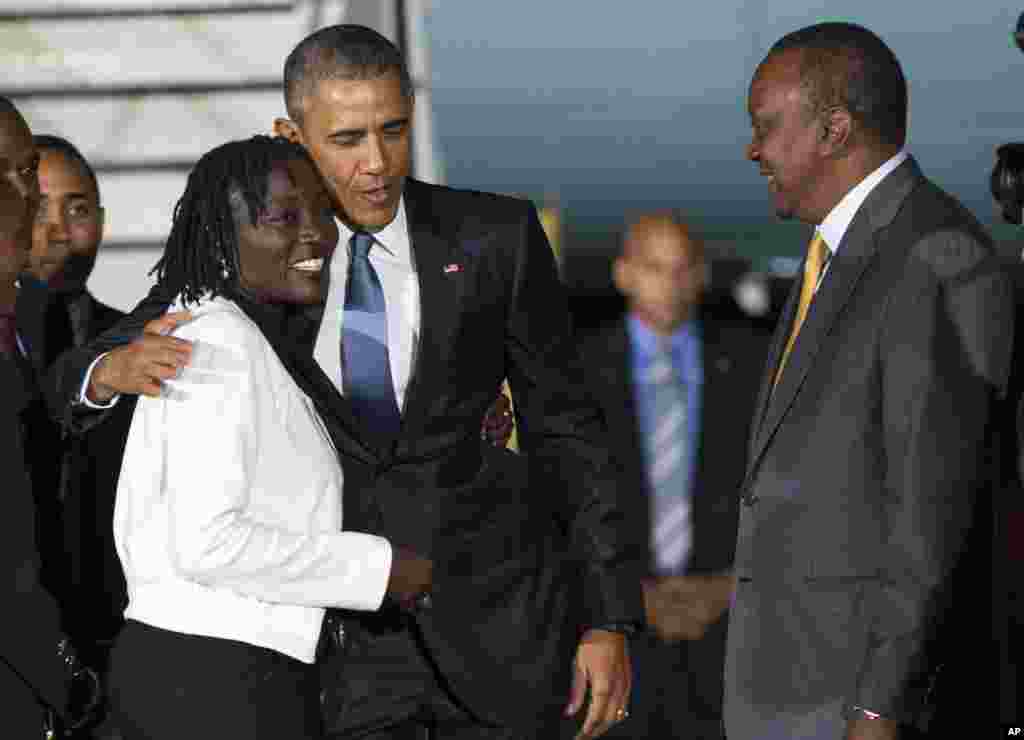 madaxweyne Uhuru Kenyatta, oo daawanaya mar uu Barack Obama, marxabeynayay gabadha ay walaalaha yihiin ee Auma Obama, July 24, 2015, in Nairobi, Kenya.