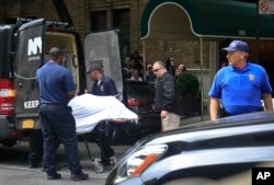 Jasad perancang Kate Spade dibawa keluar dari gedung apartemennya di New York tanggal 5 Juni 2018.